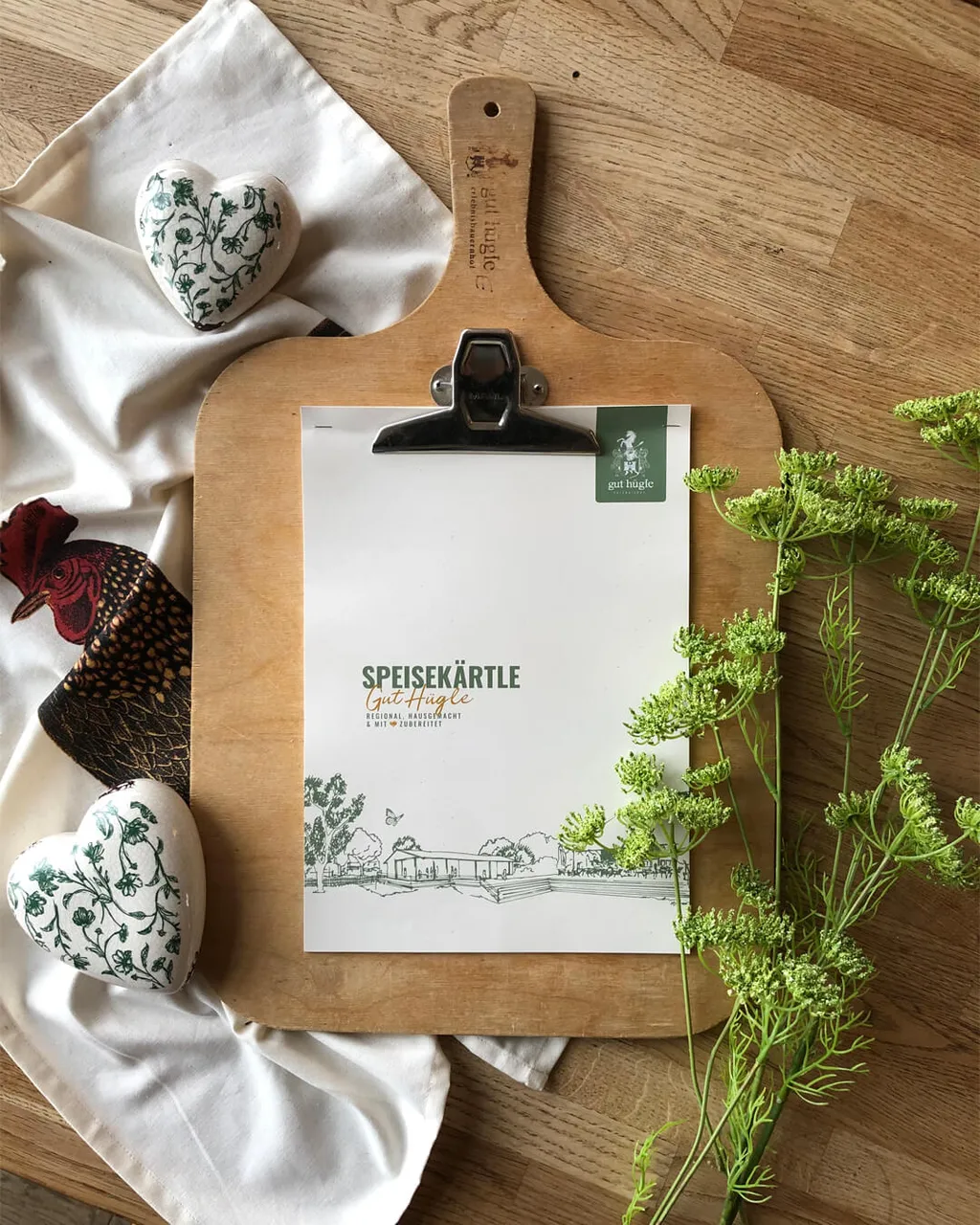 Karta menu Gut Hügle na drewnianym stole