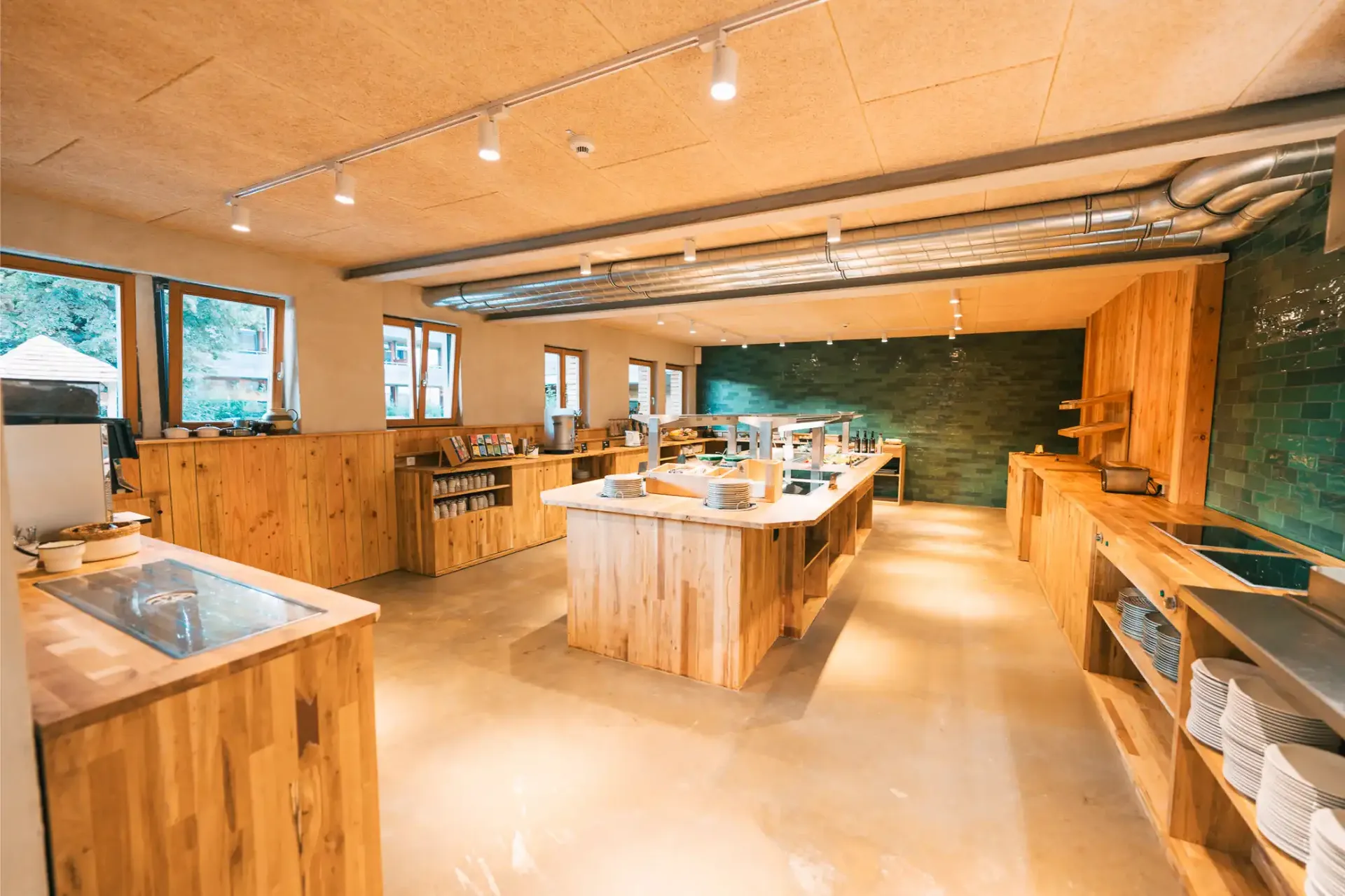 Drewniany stół i ława w części śniadaniowej restauracji rodzinnej